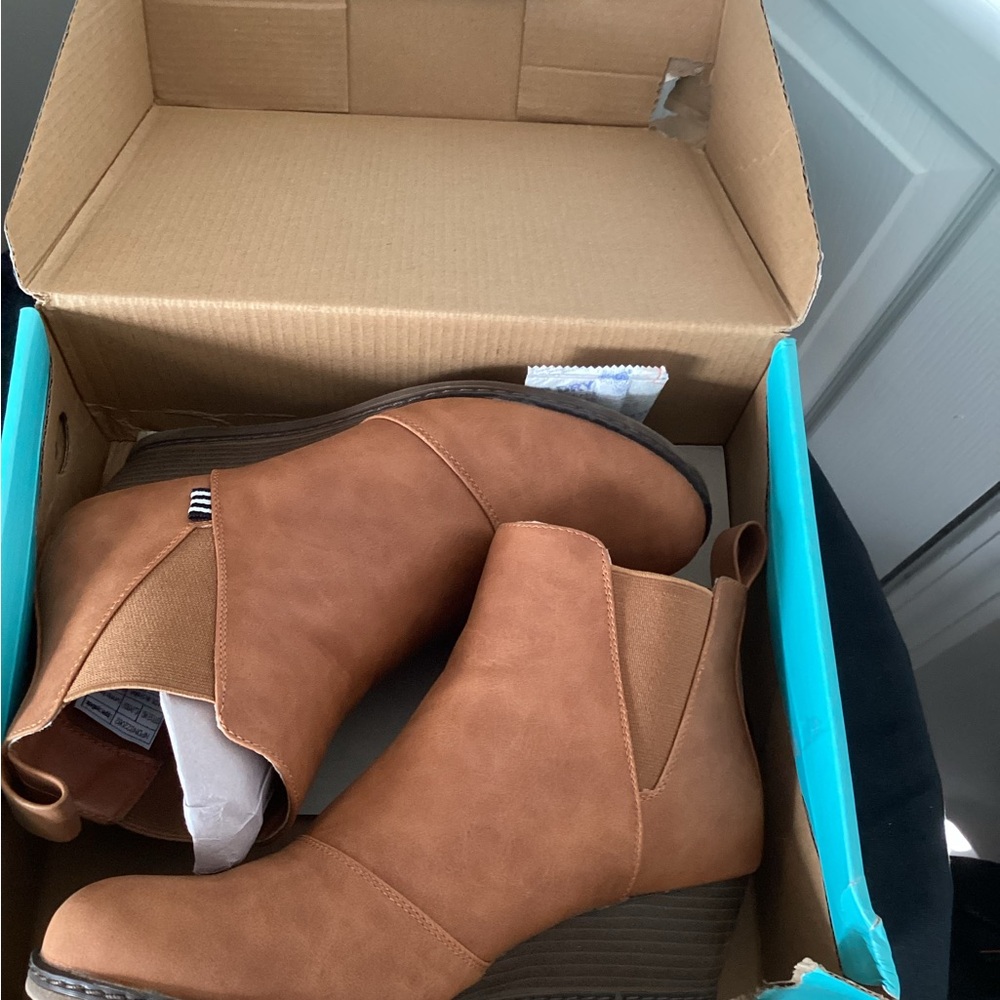 NWOT Vepose women’s ankle boots. Size 7.5